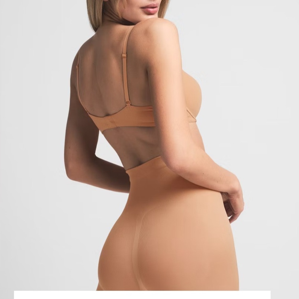 SKIMS Seamless Sculpt Mid Waist Short Medium NEW